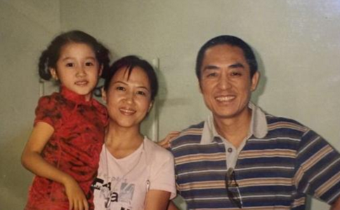 张艺谋关晓彤合照是什么情况张艺谋和关晓彤是什么关系 张艺谋关晓彤合照是什么情况张艺谋和关晓彤是什么关系