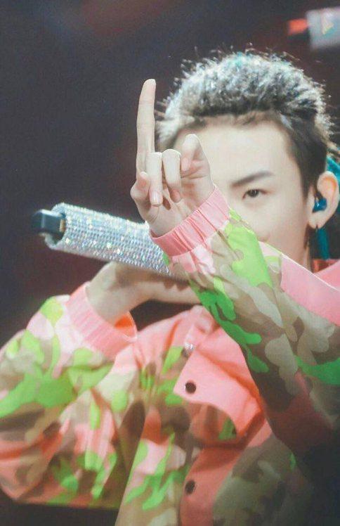 偶像练习生舞姿大比拼 最燃的还是蔡徐坤