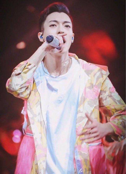 偶像练习生舞姿大比拼 最燃的还是蔡徐坤