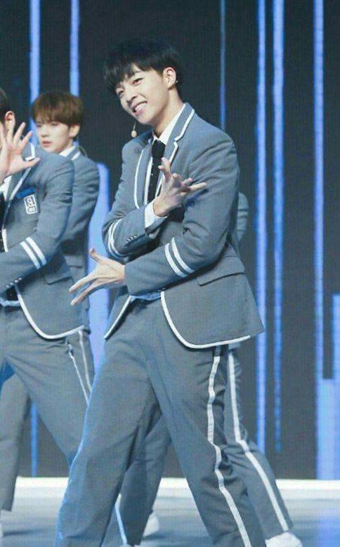 偶像练习生舞姿大比拼 最燃的还是蔡徐坤