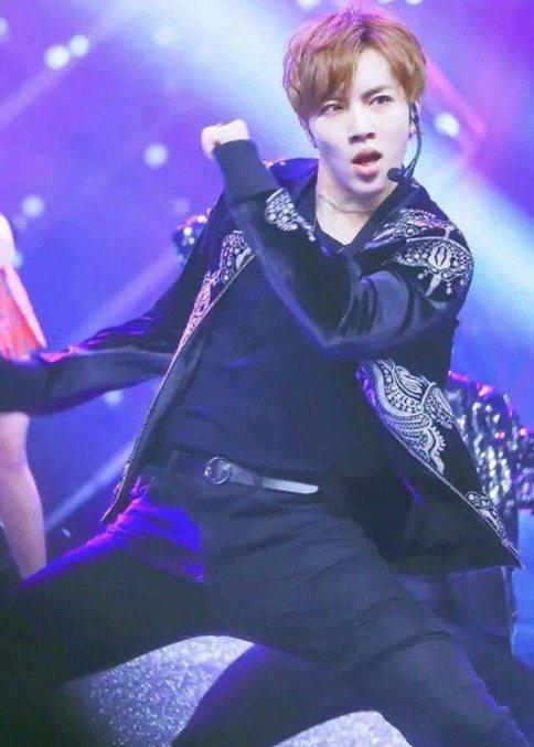 偶像练习生舞姿大比拼 最燃的还是蔡徐坤