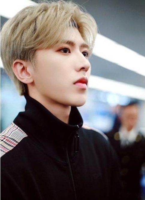 蔡徐坤到达洛杉矶接机粉丝爆满 蔡徐坤会超越鹿晗么?