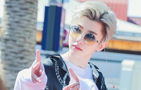 蔡徐坤洛杉矶更博晒合影 不过蔡徐坤这个手势是什么意思?