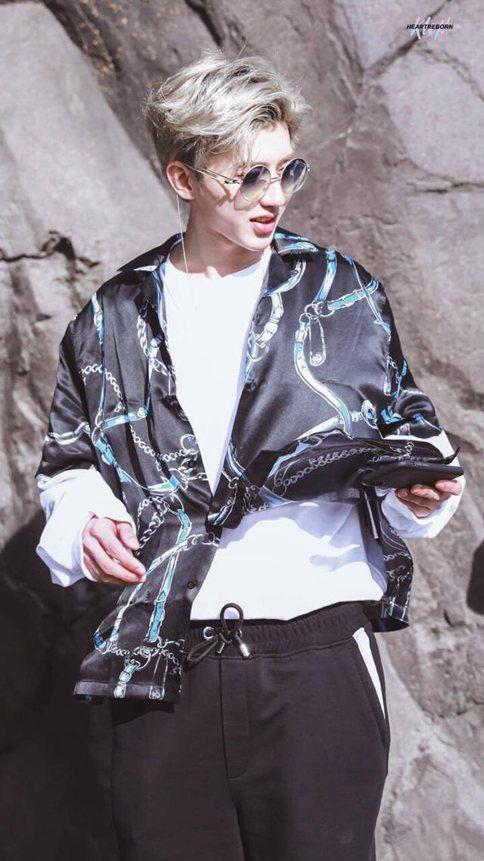 蔡徐坤洛杉矶更博晒合影 不过蔡徐坤这个手势是什么意思?