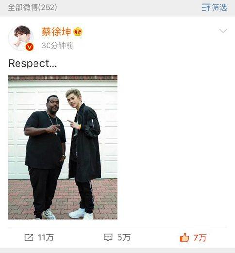 蔡徐坤洛杉矶更博晒合影 不过蔡徐坤这个手势是什么意思?