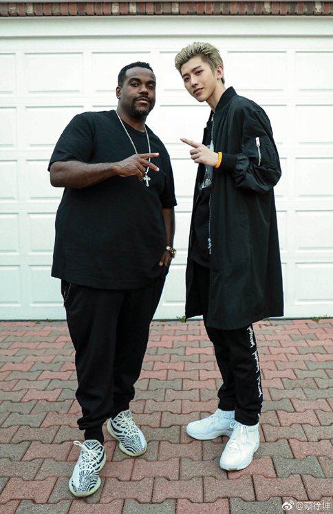 蔡徐坤洛杉矶更博晒合影 不过蔡徐坤这个手势是什么意思?