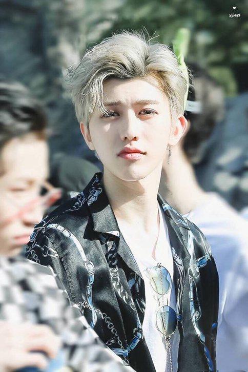 蔡徐坤洛杉矶更博晒合影 不过蔡徐坤这个手势是什么意思?