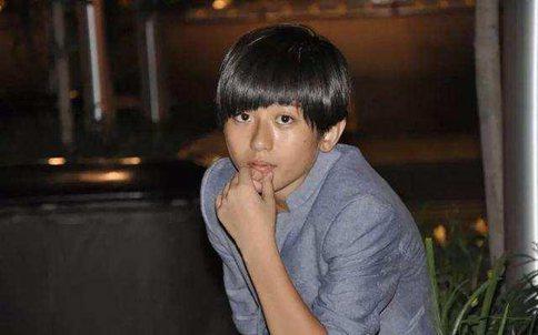 蔡徐坤范丞丞童年照大对比 谁更自然一目了然 蔡徐坤范丞丞童年照大对比 谁更自然一目了然