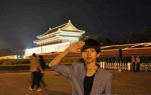 蔡徐坤范丞丞童年照大对比 谁更自然一目了然 蔡徐坤范丞丞童年照大对比 谁更自然一目了然