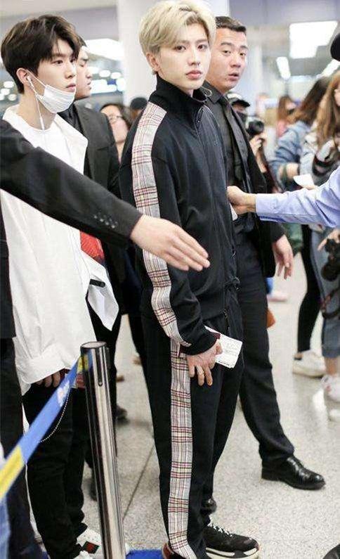 蔡徐坤范丞丞童年照大对比 谁更自然一目了然 蔡徐坤范丞丞童年照大对比 谁更自然一目了然