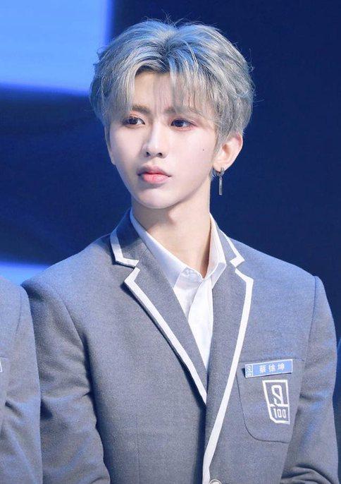 蔡徐坤小学照片曝光 大眼睛高鼻梁萌翻粉丝 蔡徐坤小学照片曝光 大眼睛高鼻梁萌翻粉丝