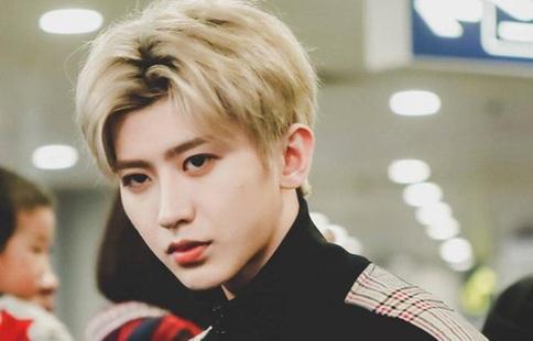 蔡徐坤首演男主角演技获好评 不过蔡徐坤手掌发红是怎么回事?