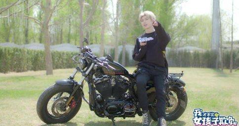 蔡徐坤首演男主角演技获好评 不过蔡徐坤手掌发红是怎么回事?