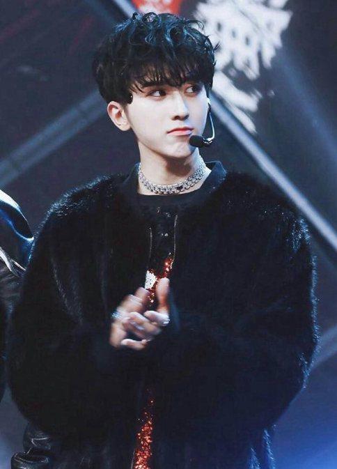 蔡徐坤首演男主角演技获好评 不过蔡徐坤手掌发红是怎么回事?