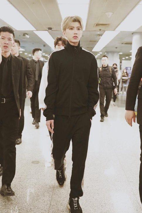 蔡徐坤热度力压易烊千玺 蔡徐坤潜力引经纪公司关注 蔡徐坤热度力压易烊千玺 蔡徐坤潜力引经纪公司关注