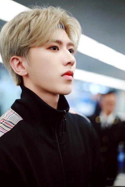 蔡徐坤在洛杉矶疑似过敏发作 细心粉丝反应暖心 蔡徐坤在洛杉矶疑似过敏发作 细心粉丝反应暖心