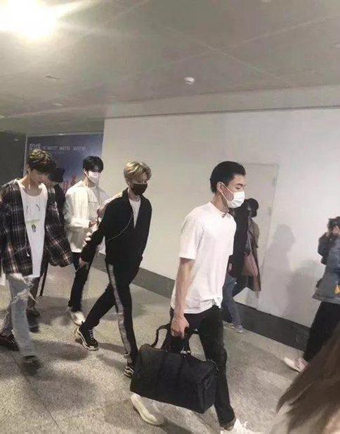 网传蔡徐坤5月24日录制快乐大本营 去三里屯狂选七套服装 网传蔡徐坤5月24日录制快乐大本营 去三里屯狂选七套服装