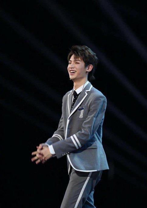 偶像练习生出道九人你还满意么?蔡徐坤领先2000万票C位出道