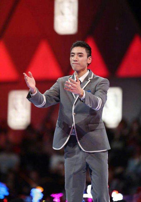 偶像练习生出道九人你还满意么?蔡徐坤领先2000万票C位出道