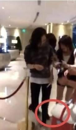 也不用指望着卓伟了 看看这剧就能掌握娱乐圈黑幕和八卦