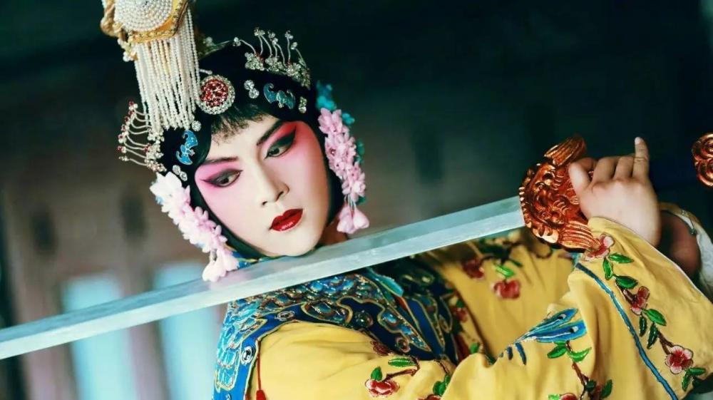 也不用指望着卓伟了 看看这剧就能掌握娱乐圈黑幕和八卦