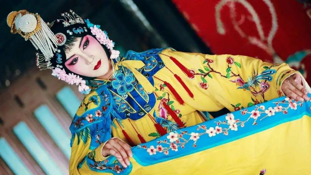 也不用指望着卓伟了 看看这剧就能掌握娱乐圈黑幕和八卦