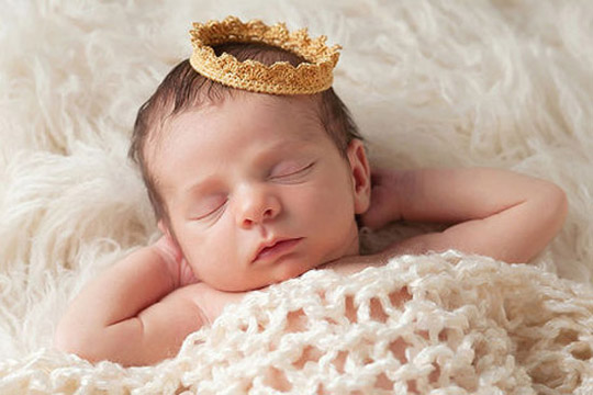 新生儿头上起皮有黄痂 新生儿头上起皮结痂怎么办