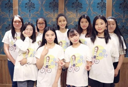 佟丽娅和粉丝合照