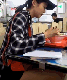 网友偶遇关晓彤