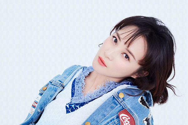 蒋勤勤挺孕肚出镜