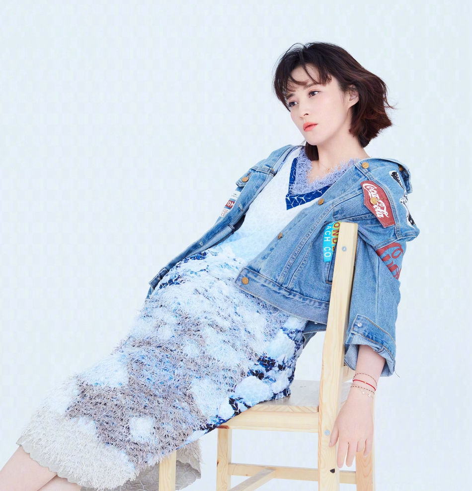 蒋勤勤挺孕肚出镜