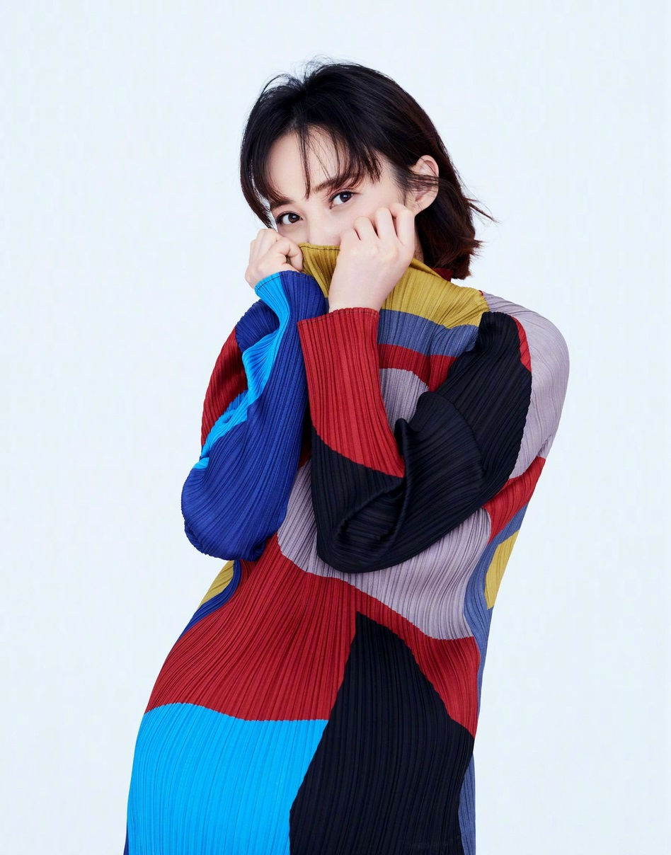 蒋勤勤挺孕肚出镜