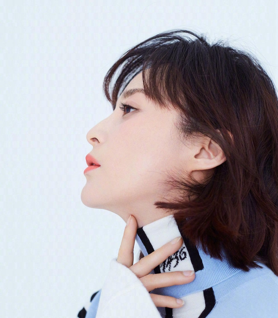 蒋勤勤挺孕肚出镜