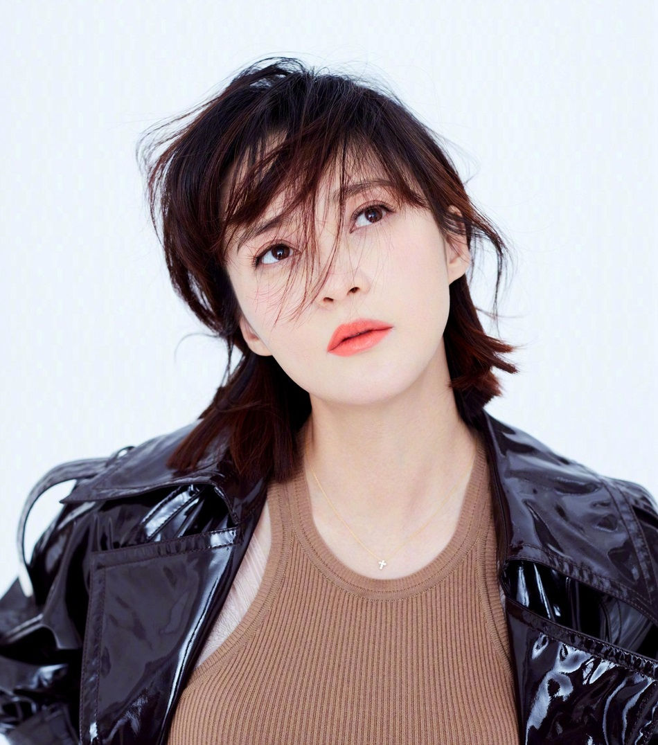 蒋勤勤挺孕肚出镜