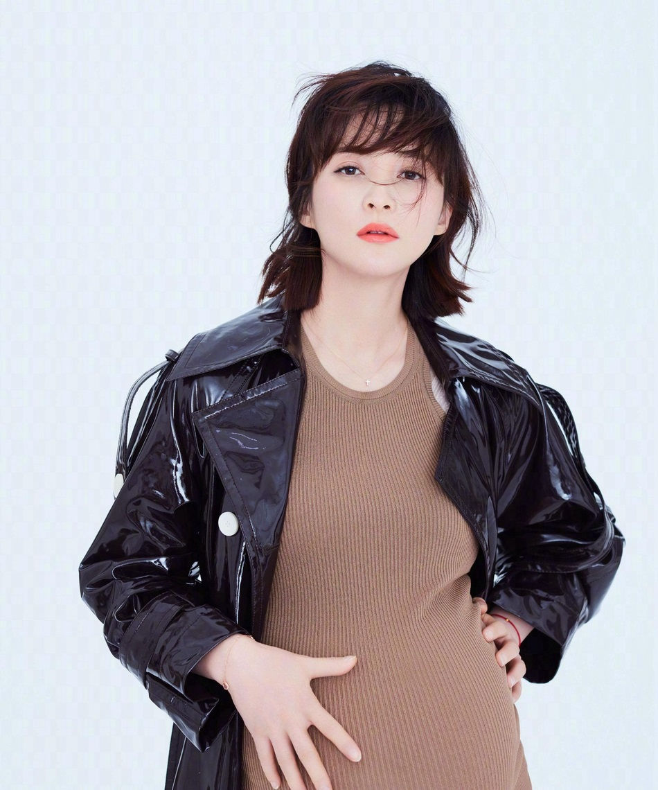 蒋勤勤挺孕肚出镜