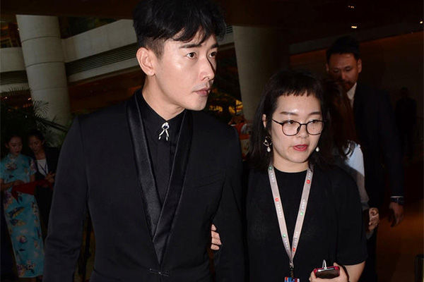 罗晋被女助理挽手