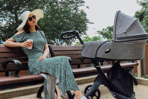 熊黛林带女儿散步