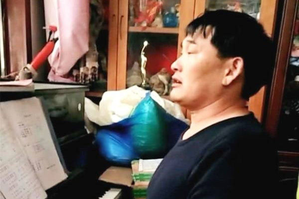 大衣哥逛自家菜地