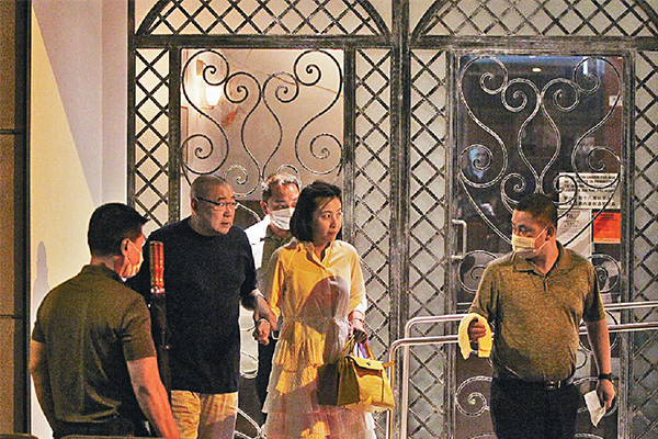 66岁刘銮雄搞浪漫