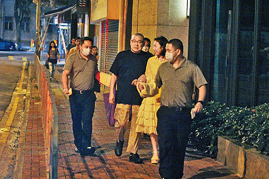 66岁刘銮雄搞浪漫