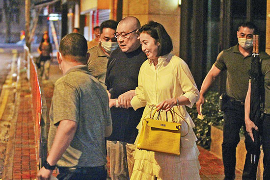 66岁刘銮雄搞浪漫