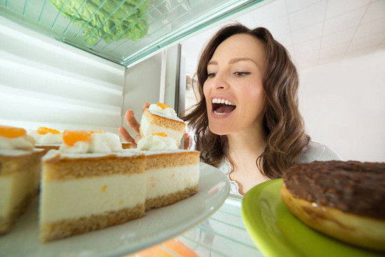 女人爱吃甜食的危害是什么 爱吃甜食会引起妇科炎症是真的吗
