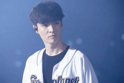 张艺兴小摊买糖葫芦