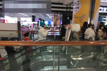 网友偶遇张艺兴买糖葫芦