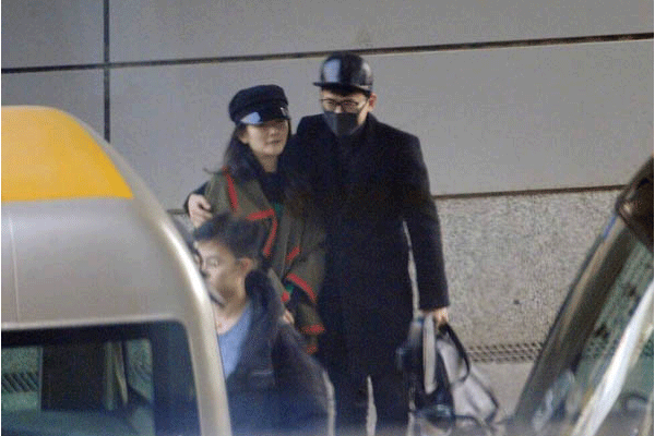 张杰搂护谢娜生怕闪失