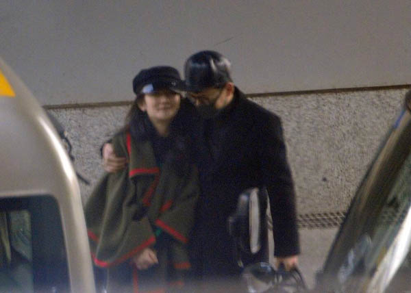 张杰搂护谢娜生怕闪失