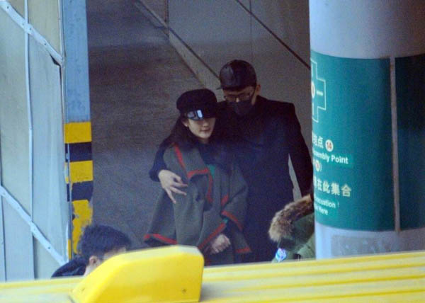 张杰搂护谢娜生怕闪失