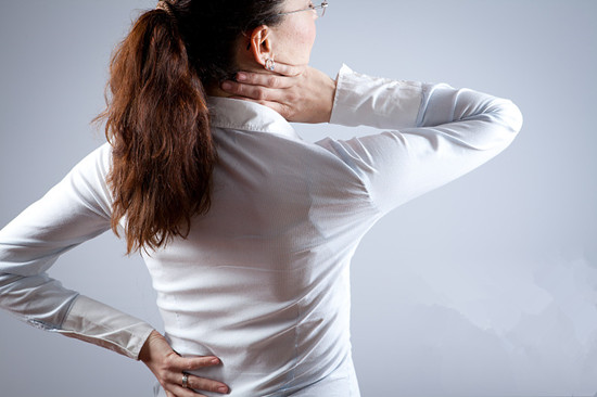 女性腰酸背痛不仅仅是脊柱问题 还有可能是患上了盆腔炎