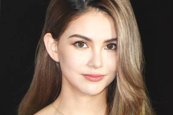 昆凌深V亮相红毯