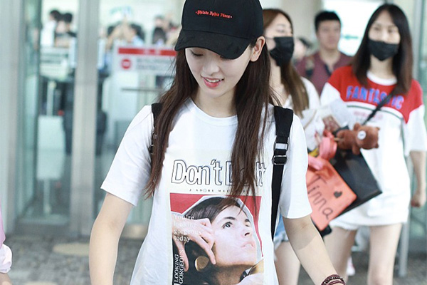 杨超越机场秀美腿